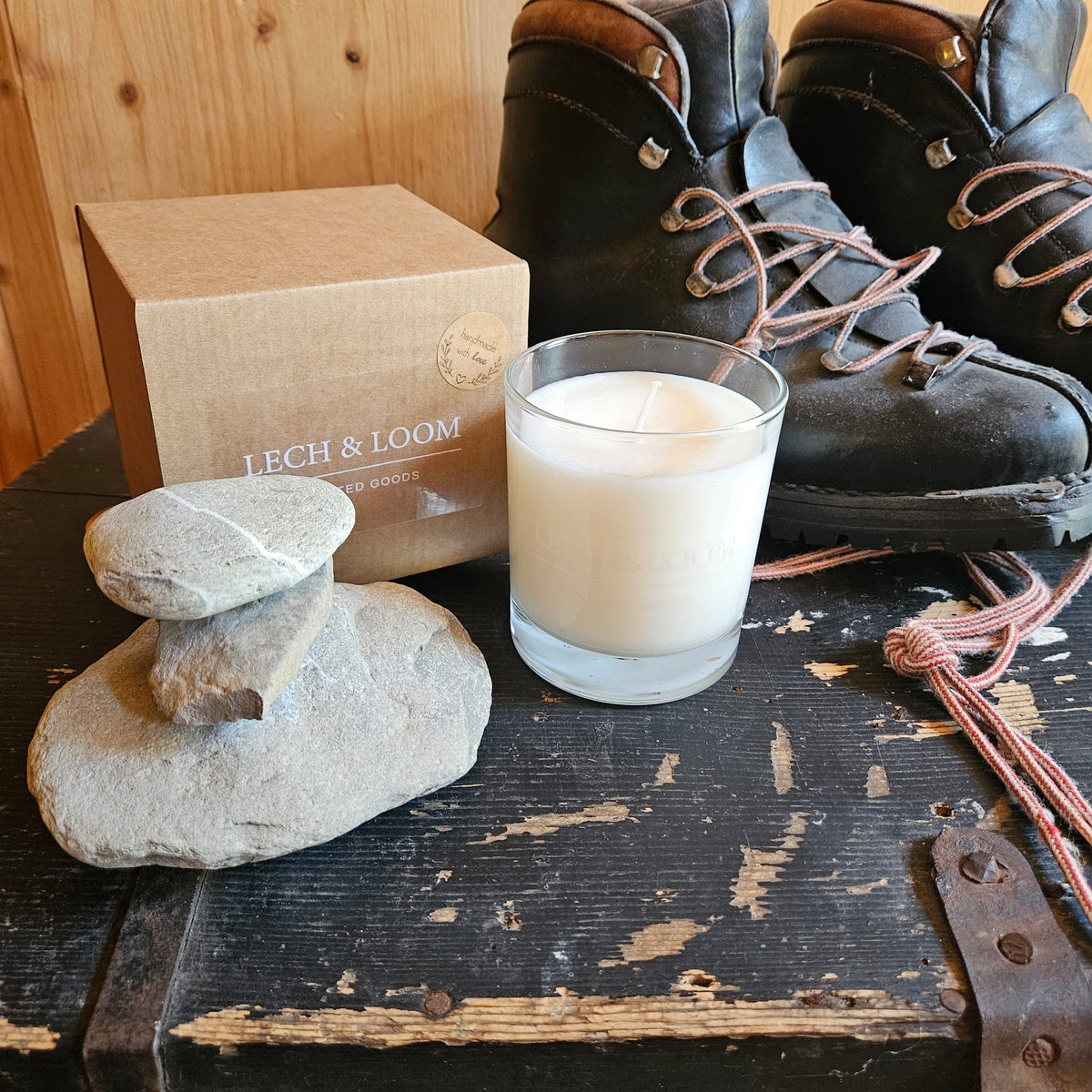 LECH & LOOM Duftkerze Zirbenholz – handgegossene Sojawachskerze