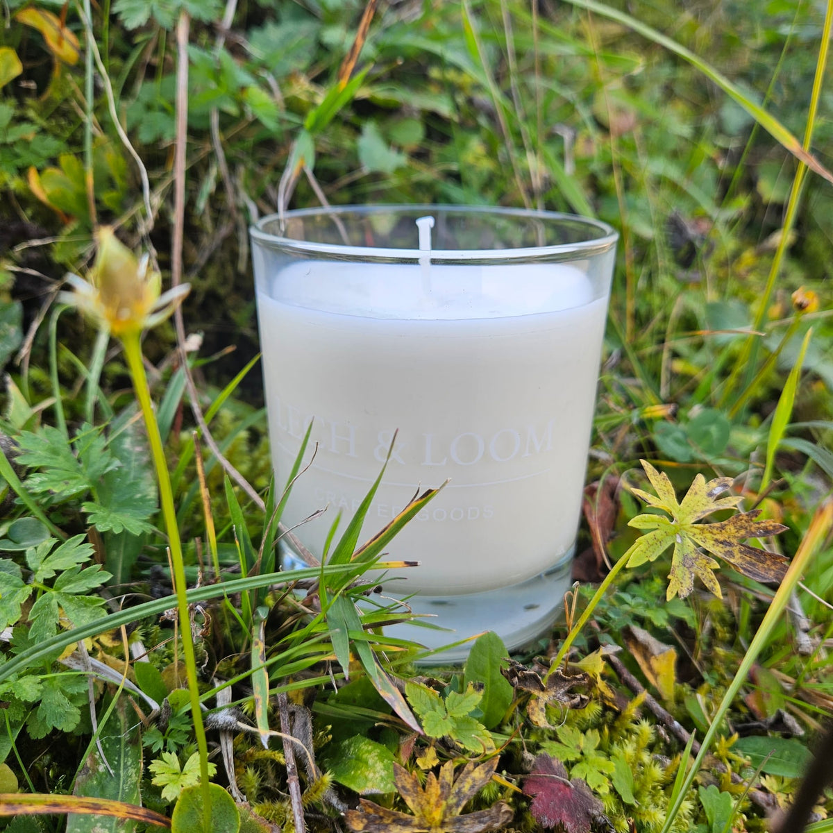 LECH & LOOM Duftkerze Almwiese – handgegossene Sojawachskerze